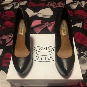 Steve Madden black leather pumps